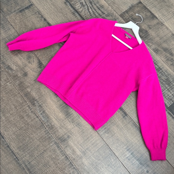 VINCE CAMUTO SWEATER SIZE S OVERSIZED Vibrant Pink V-Neck Sweater. - Picture 10 of 13